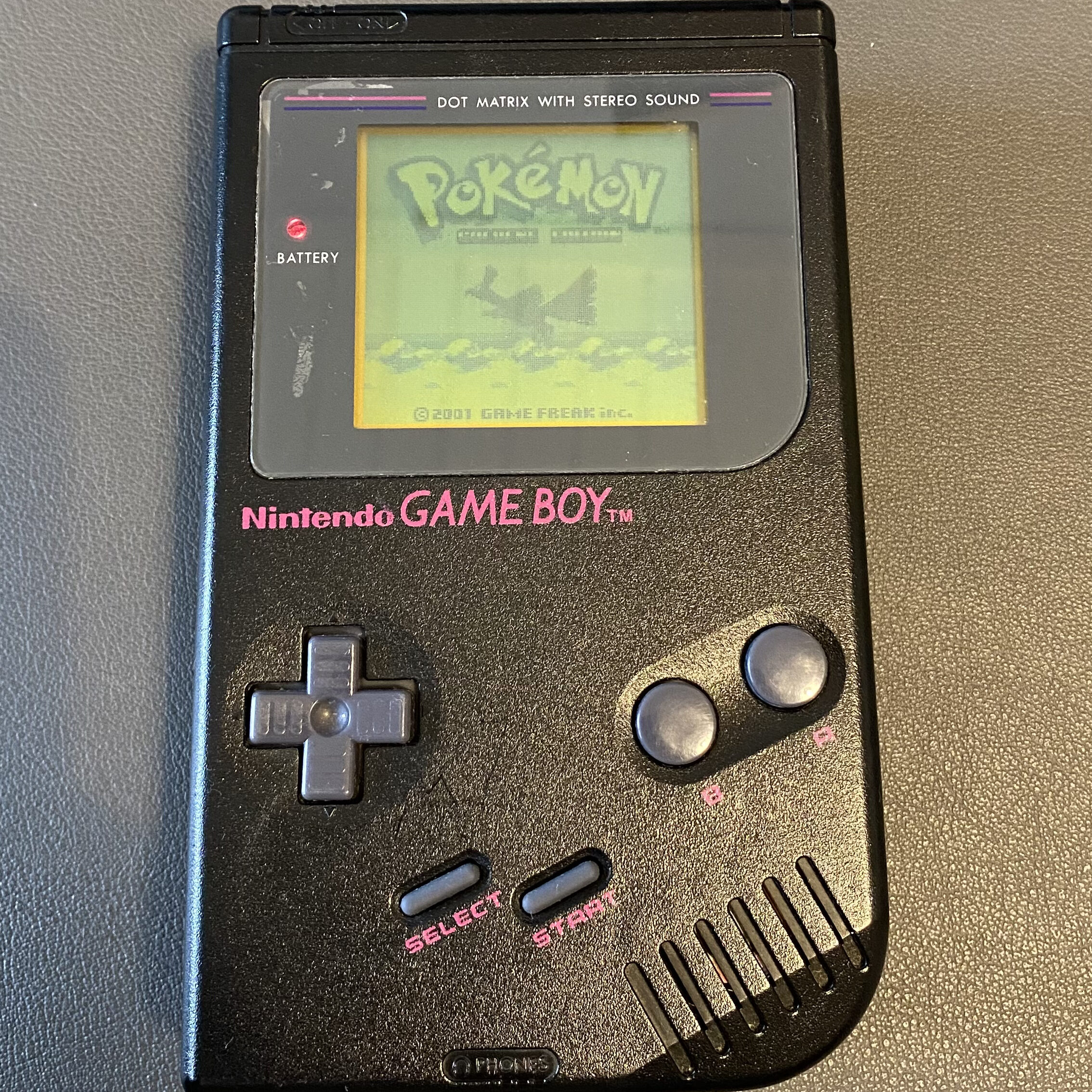 Schwarzer Gameboy (DMG) mit Pokémon Goldene Edition